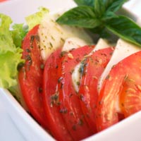 Salade de tomates,<br/>mozzarella au basilic